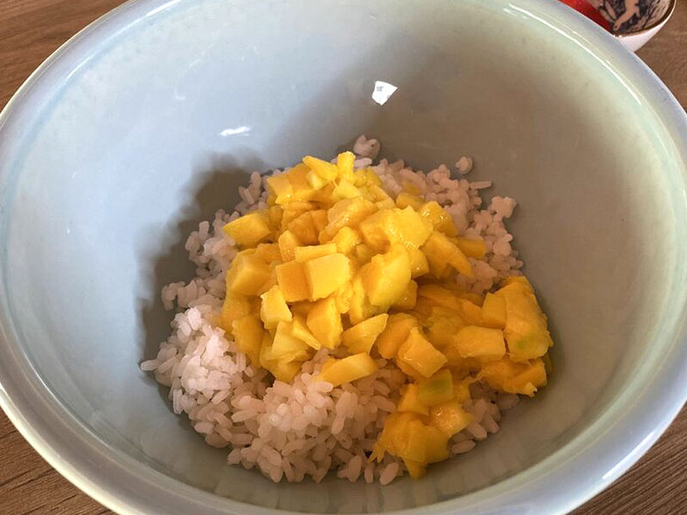 Salade de riz à la mangue: Ajout des ingrédients