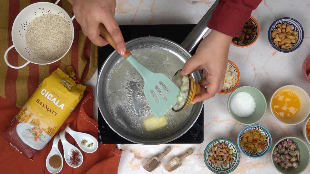 الأرز الإيراني : طبخ البصل