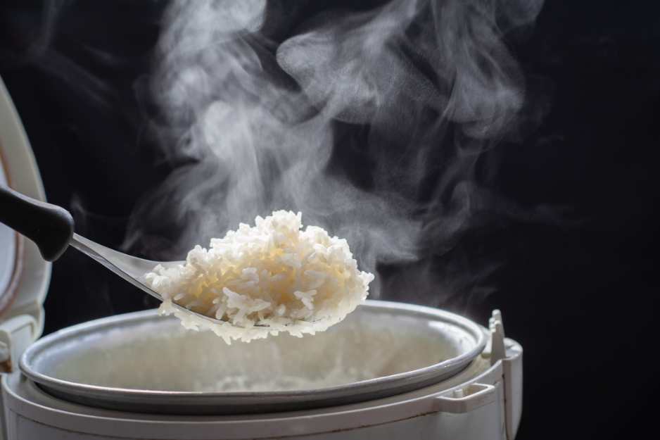 طهي الأرز على البخار