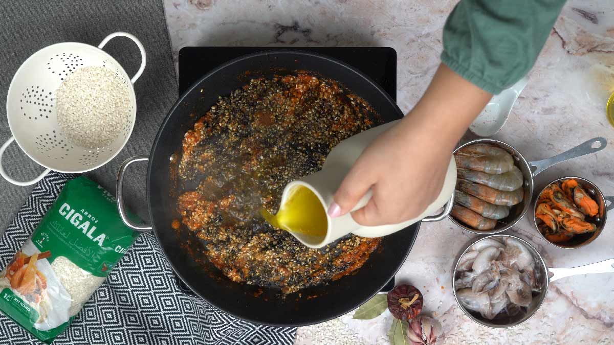 paella Negra: Ajout du bouillon