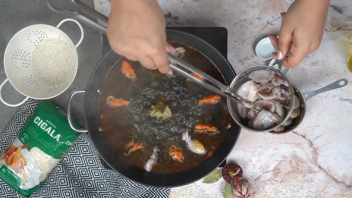 paella Negra: Ajout des fruits de mer