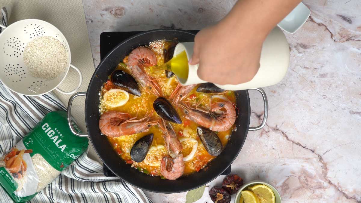 recette paella marisco: Ajout du bouillon