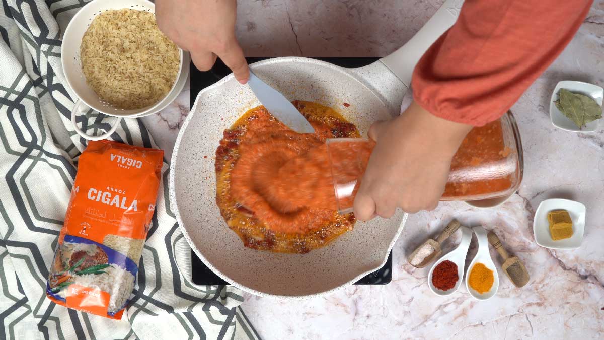 jollof rice: Cuire la sauce