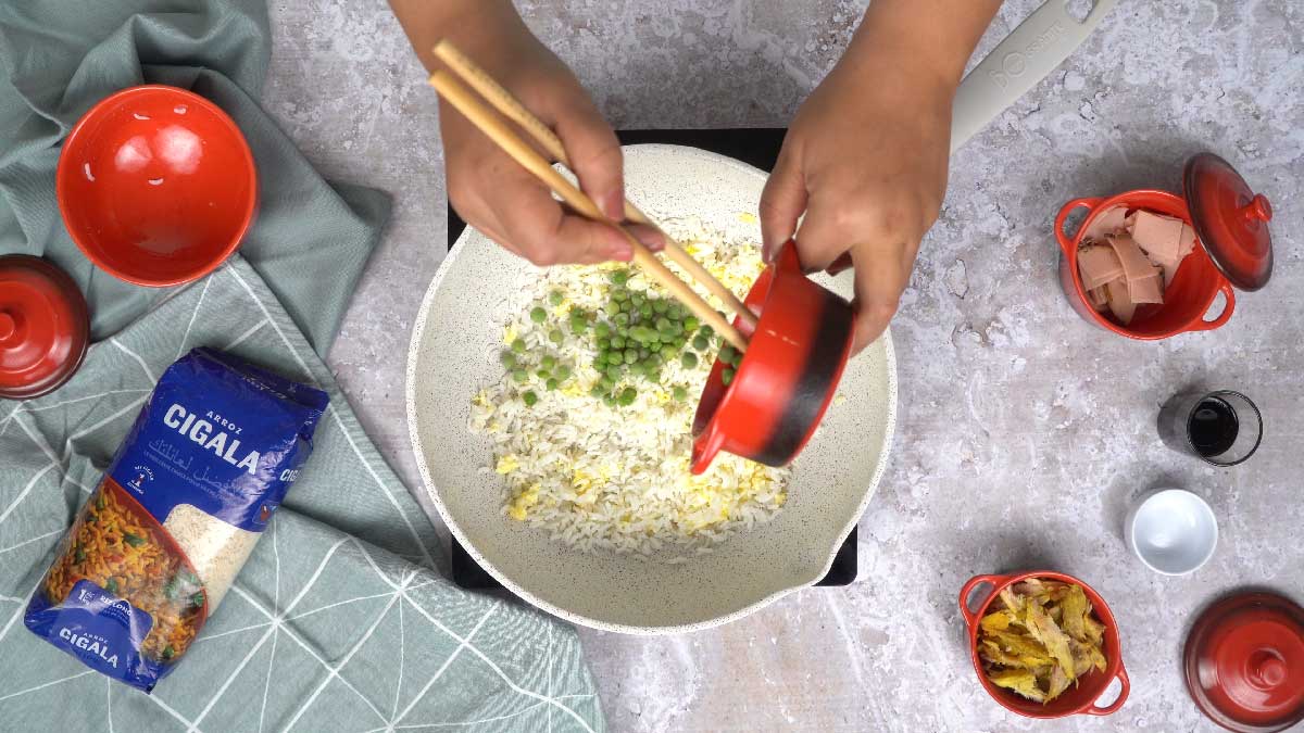 riz cantonais au poulet: Ajout du poulet et des petits pois