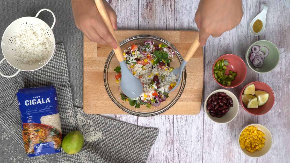 salade mexicaine au riz: Mélange des Ingrédients