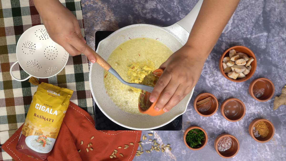 biryani: Ajout de la sauce au yaourt