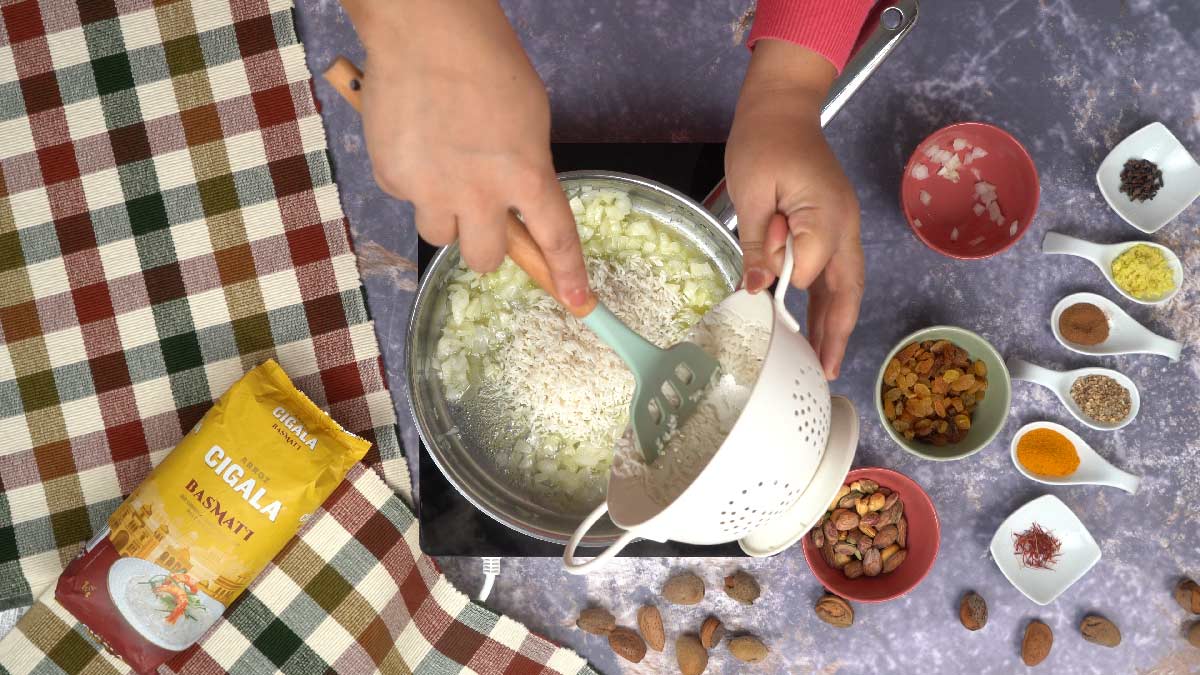 riz indien authentique: Sauter les oignons et les épices