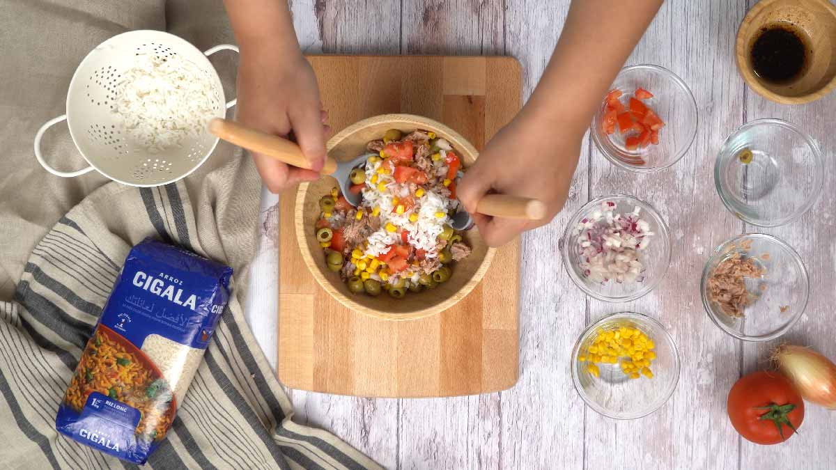 salade riz thon mais: Mélange des ingrédients