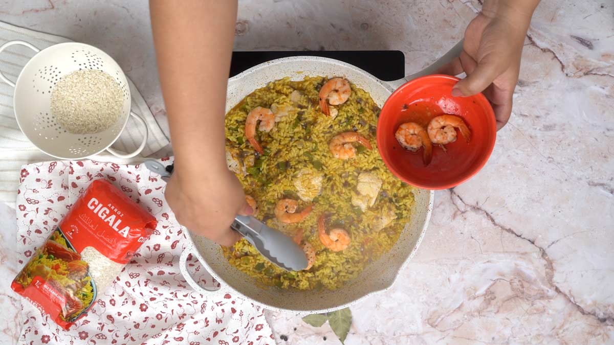 riz à l espagnole: ajouter des crevettes et poisson