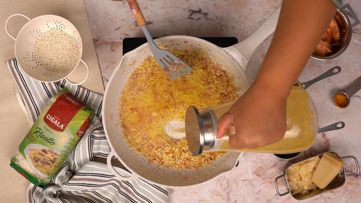 Risotto crevettes: ajout du bouillon