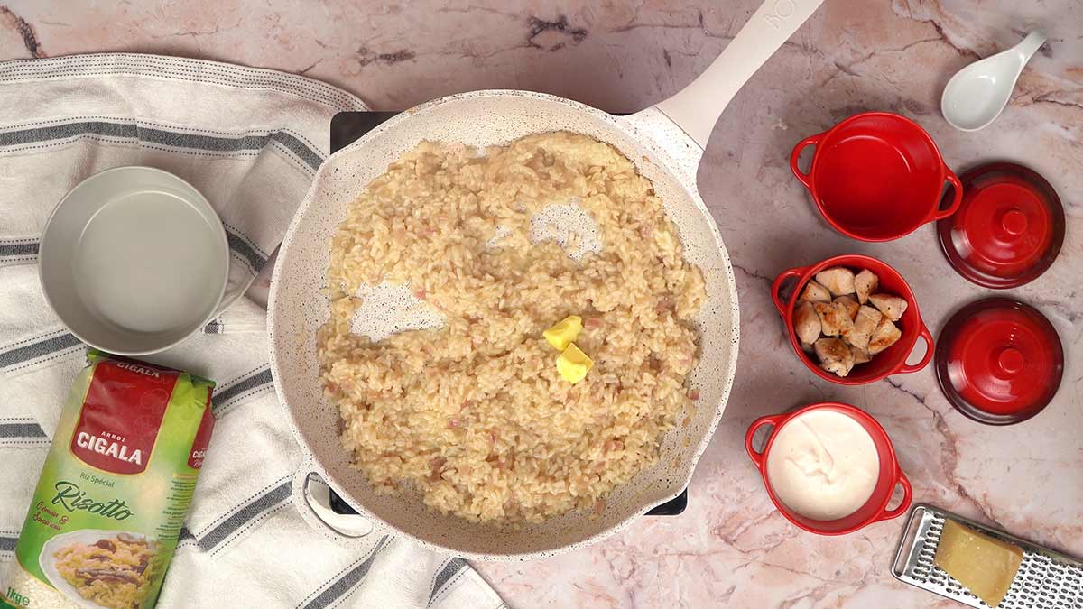 Ajout du beurre au risotto au poulet après cuisson