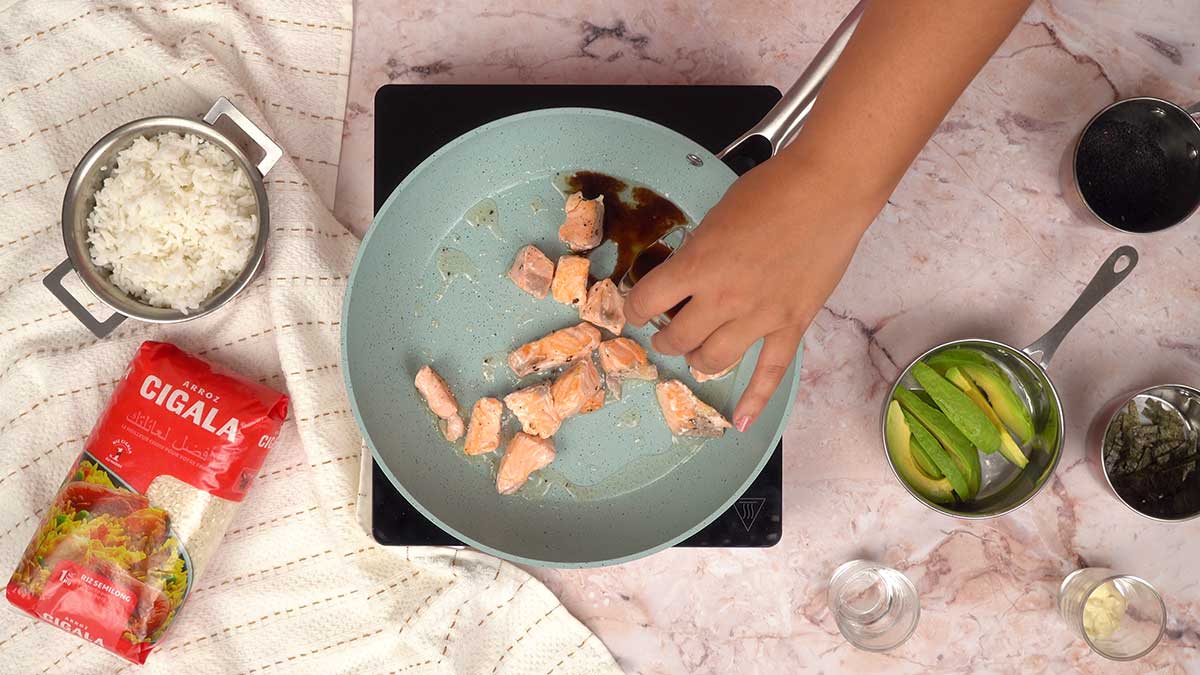 Assaisonnement du saumon à la sauce soja, vinaigre de riz et poivre