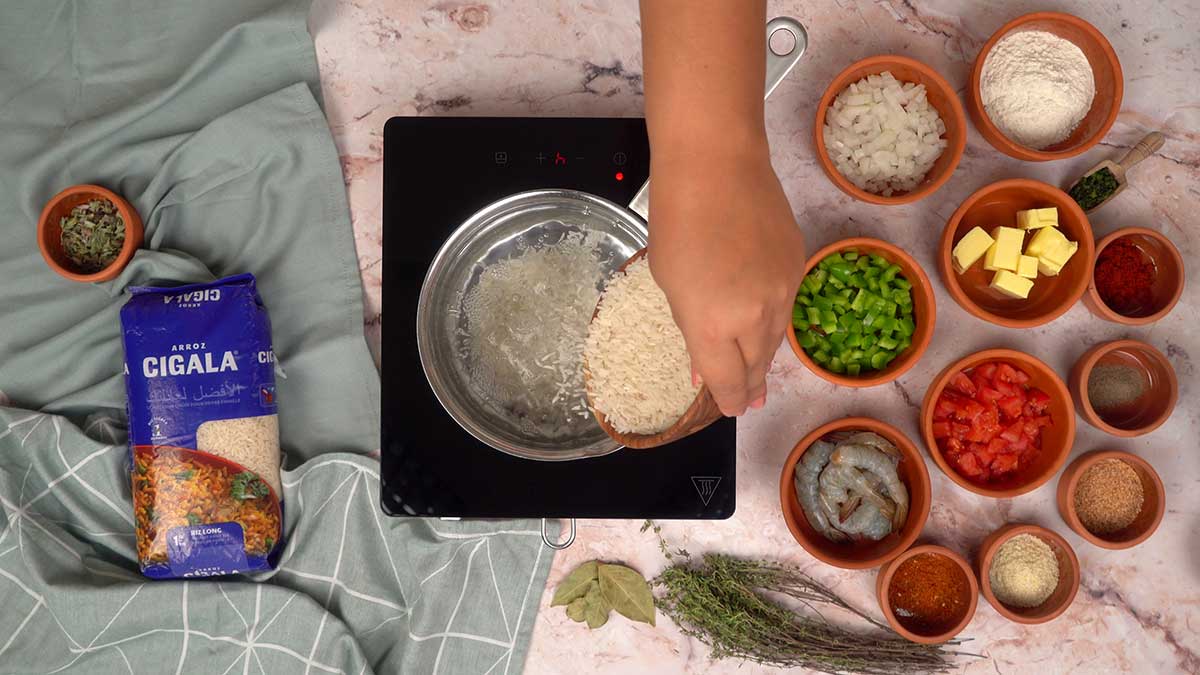 Cuisson du riz long grain Arroz Cigala dans de l'eau salée