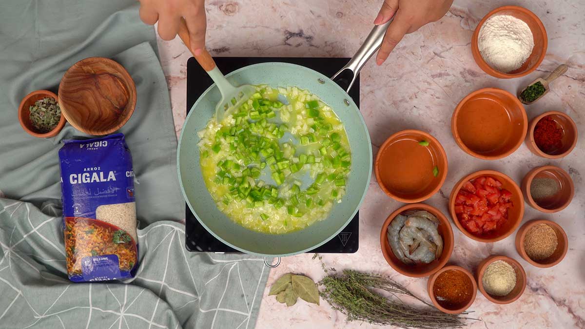 Cuisson des oignions et des poivrons dans du beurre