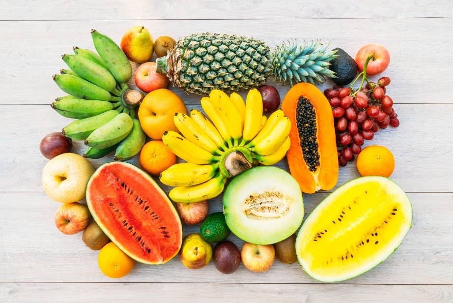 Différents types de fruits sur un plan en bois comme aliments riches en glucides