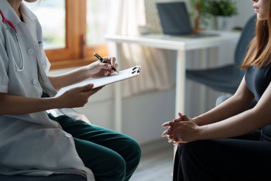 Contrôle d'un docteur avec sa patiente