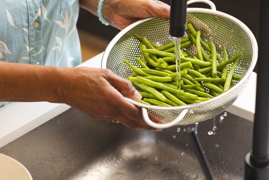 Nettoyage et rinçage des haricots dans un égouttoir