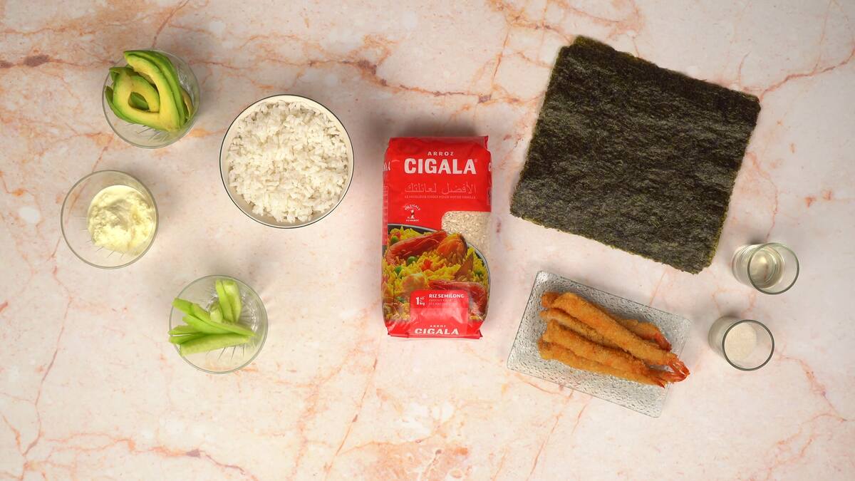 les ingrédents nécessaire à la réalisation du maki crevettes, l'avocat et les crevettes tempura المكونات الضرورية لتحضير ماكي القمرون، الأفوكا و القمرون تمبورا