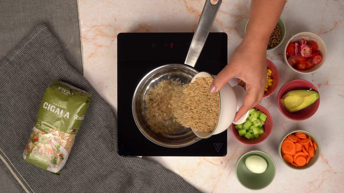 Cuisson du riz complet Arroz Cigala plein de fibres à feu moyen 