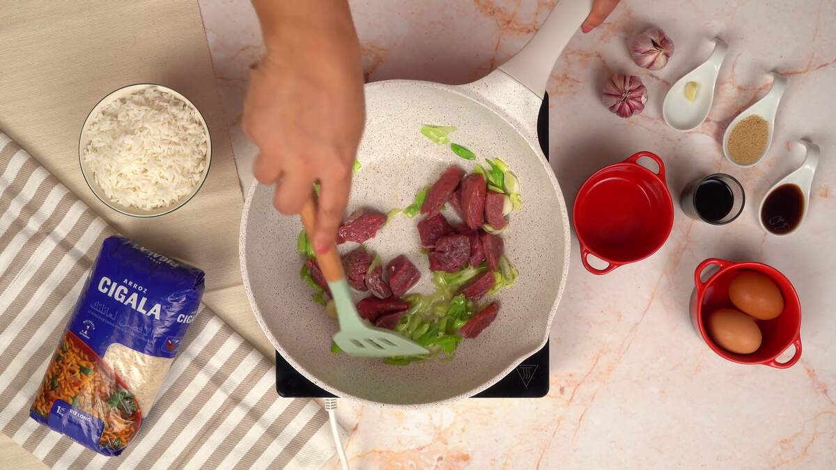 Cuisson du viande jusqu'à ce qu'ils soient bien dorés et cuits