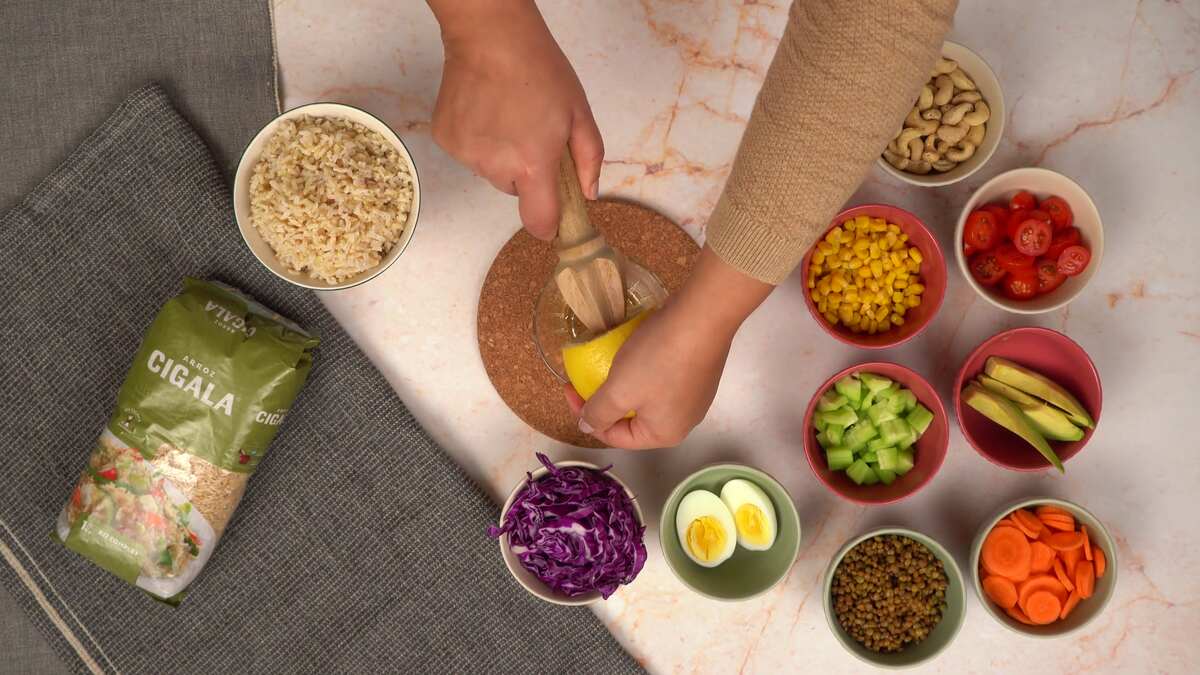 Ajout du jus de citron au huile et poivre pour la vinaigrette