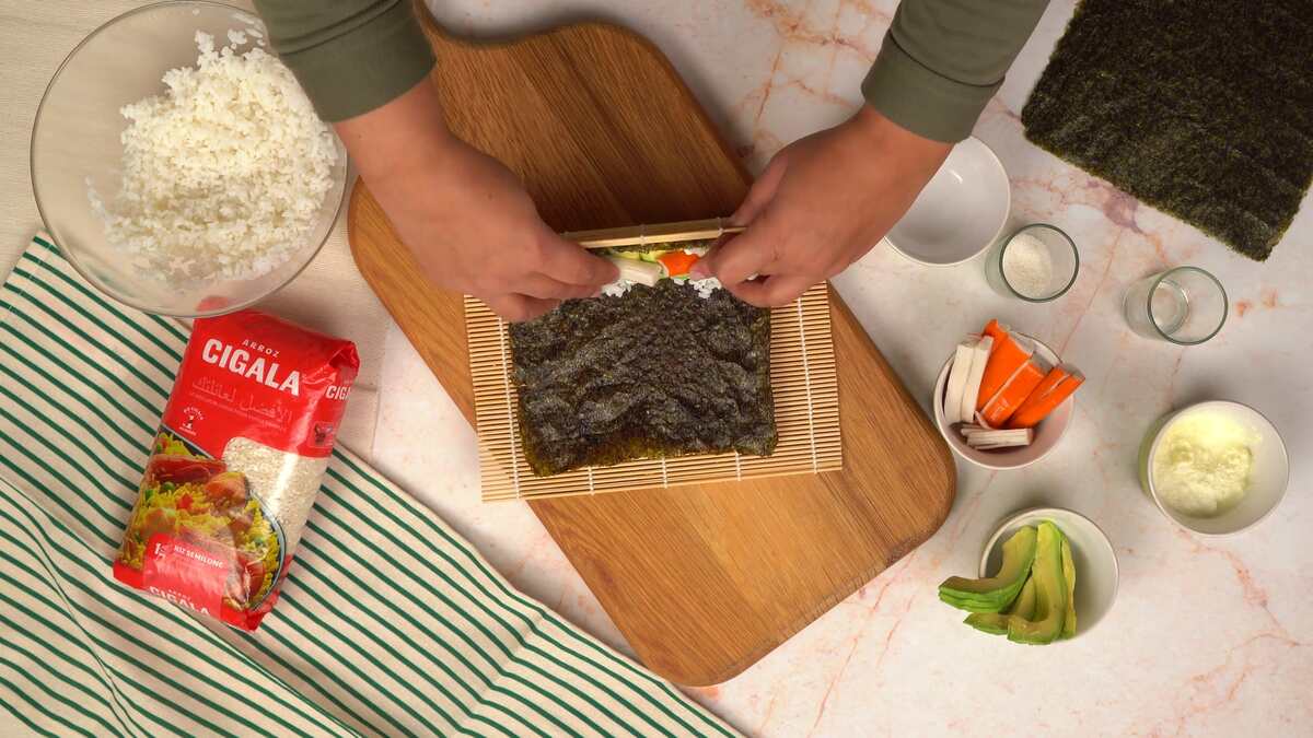 serrer bien la feuille de nori lors de roulage de maki surimi