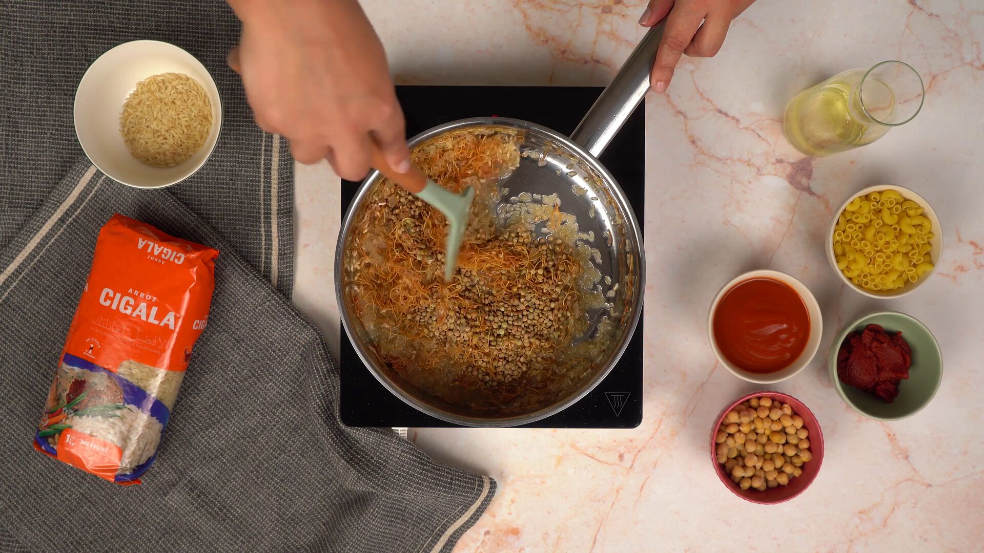 Cuisson du riz Arroz Cigala étuvé, des lentilles, des cheveux d'ange et des pâtes