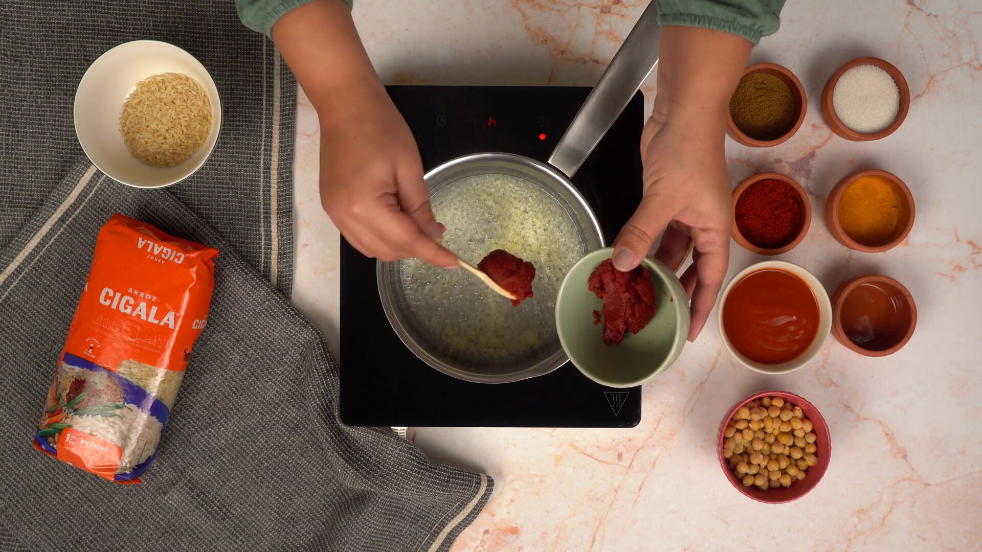 ajout du tomate concentrée, du sauce tomate, et des épices nécessaires pour réussir la base du koshari 