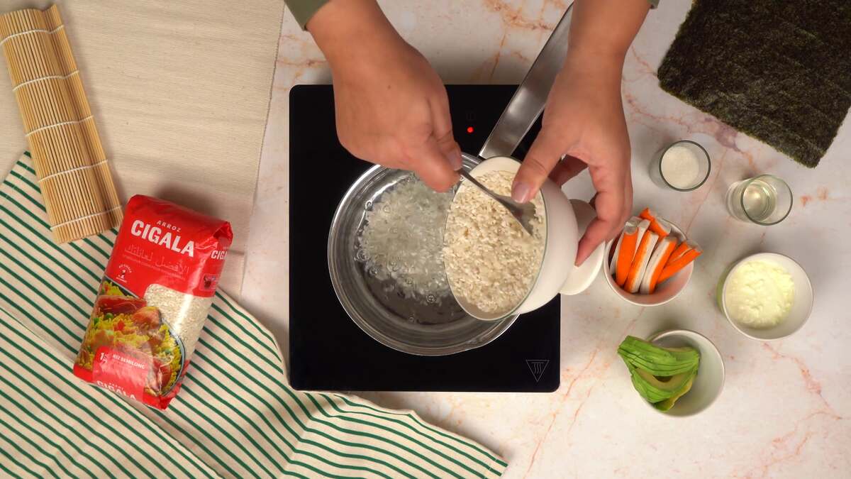 Après le rinçage du riz Arroz Cigala semi long, commencer à le cuire à feu moyen